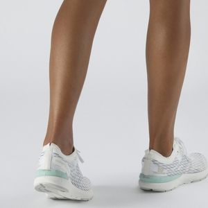 Sonic 3 Accelerate road running shoes.